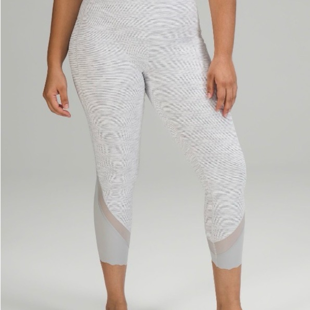 Lululemon wunder under scalloped hem high rise crop 23inch luxtreme
